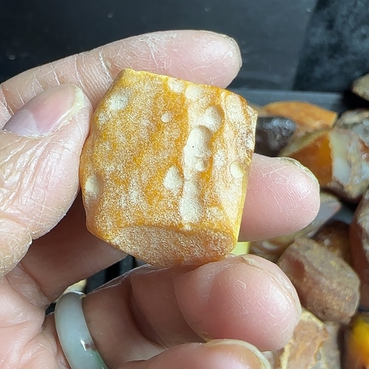 定制琥珀未镶嵌小排小牌子