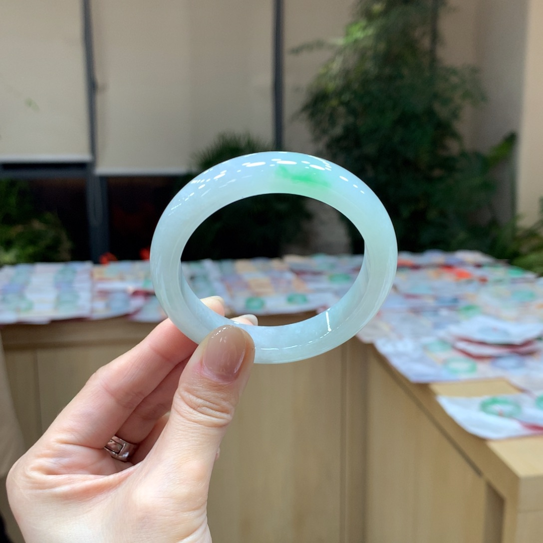 翡翠手镯未镶嵌不退不换