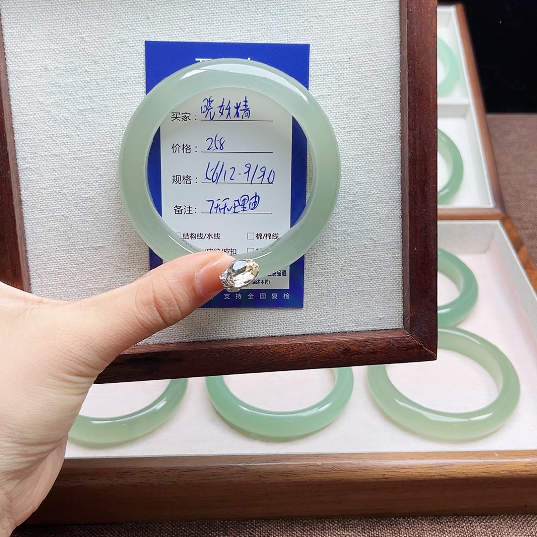 ****'石英质玉未镶嵌手镯