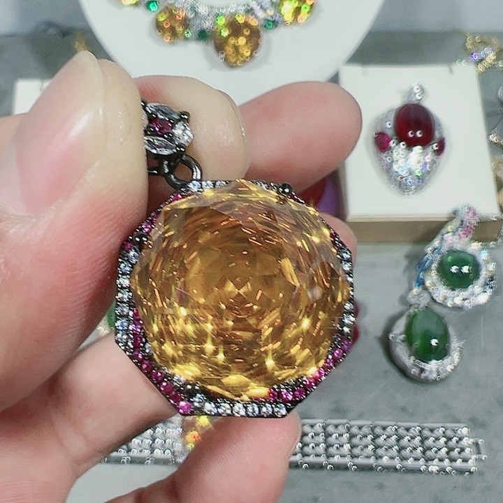 红宝石颈饰未镶嵌