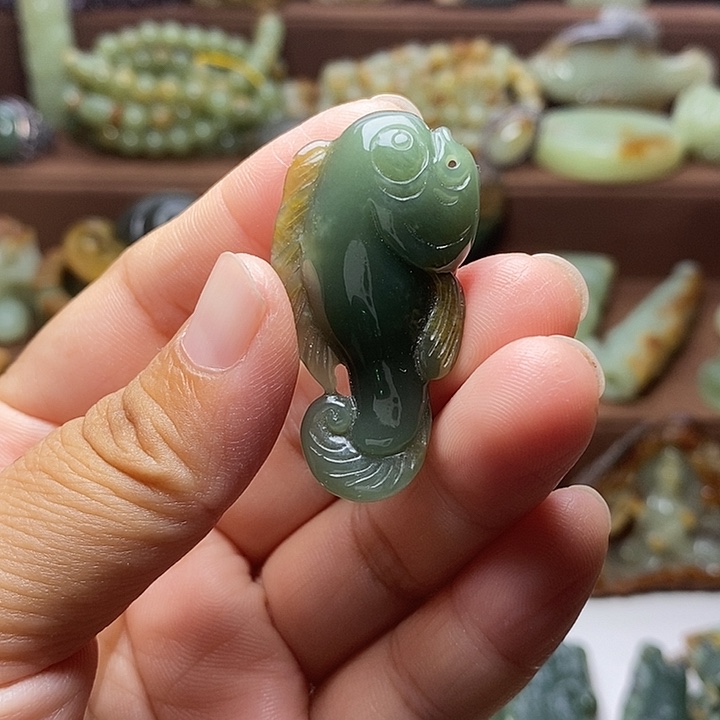 颈饰未镶嵌岫岩河磨玉（透闪石质玉）