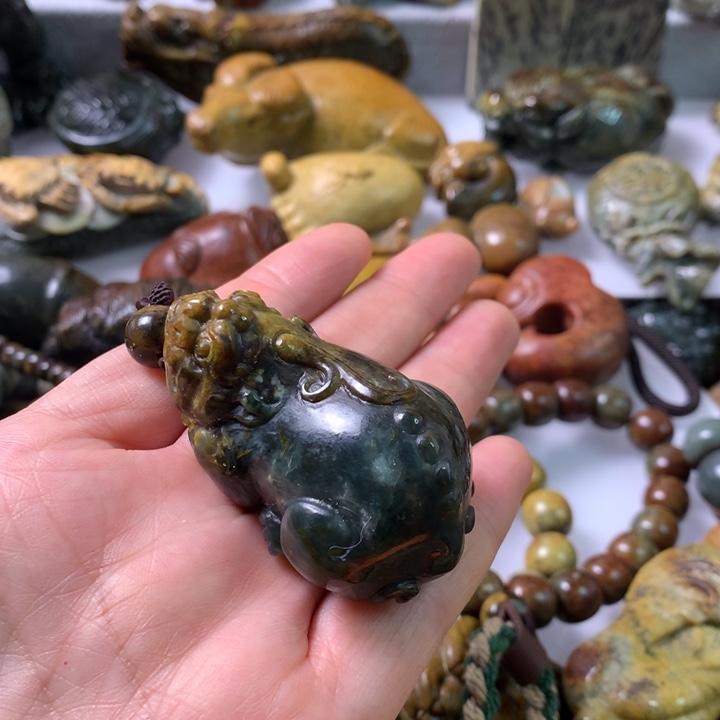 未镶嵌岫岩河磨玉（透闪石质玉）把件