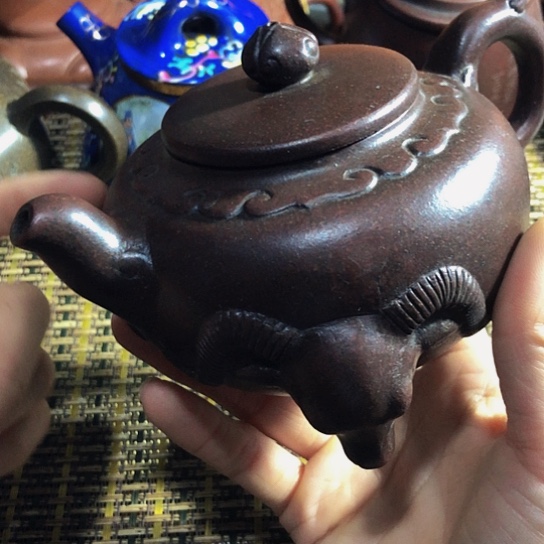 紫砂茶壶原矿泥料手工制作紫砂壶。