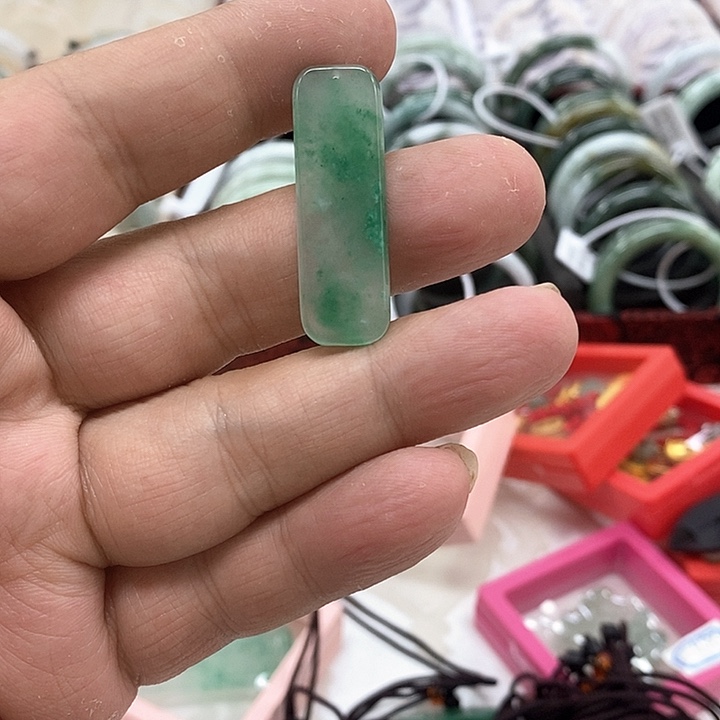 石英质玉（非洲翠）未镶嵌颈饰