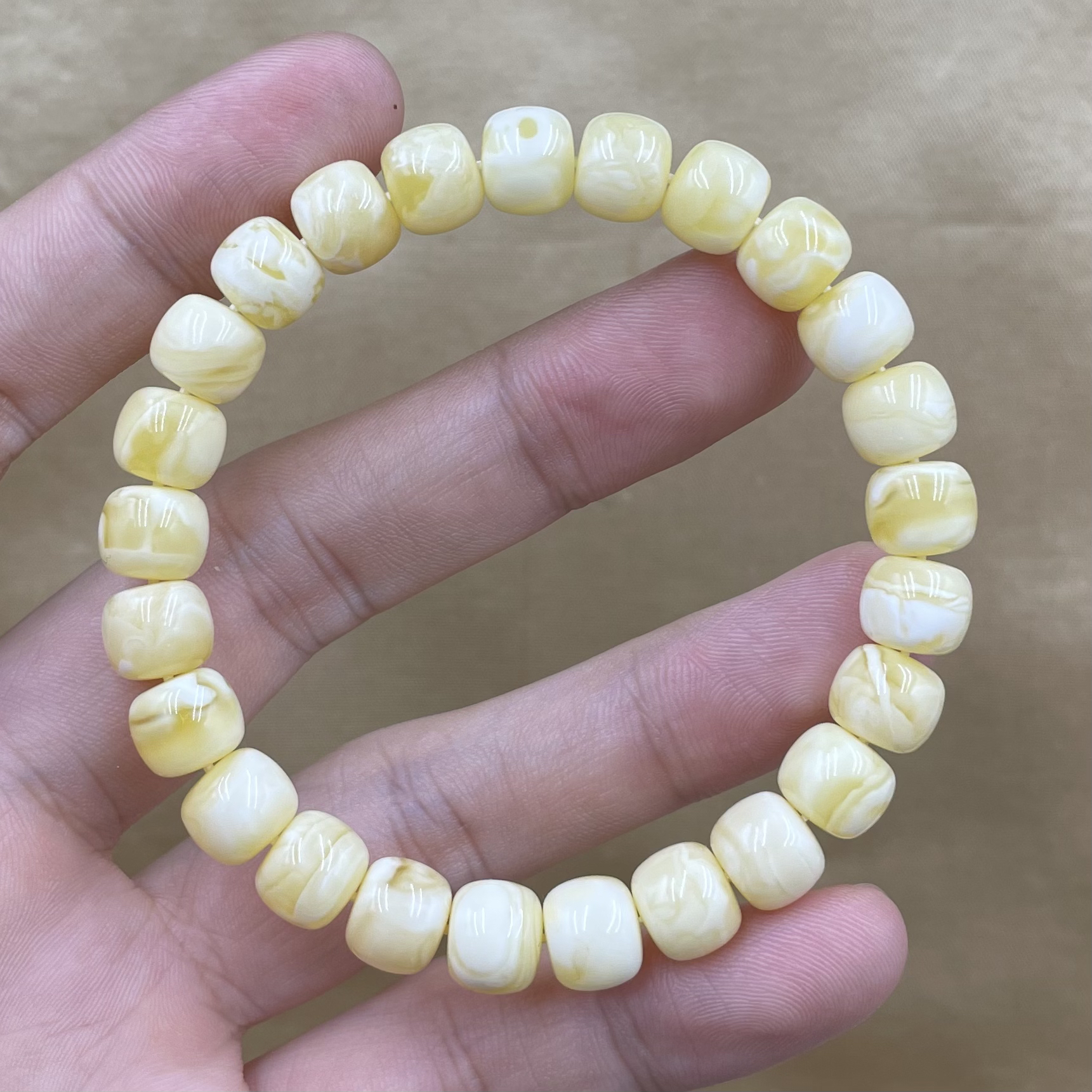 原矿蜜蜡老型手串同料满瓷白妖孽纹路妖花颜色十分诱人尺寸9X8