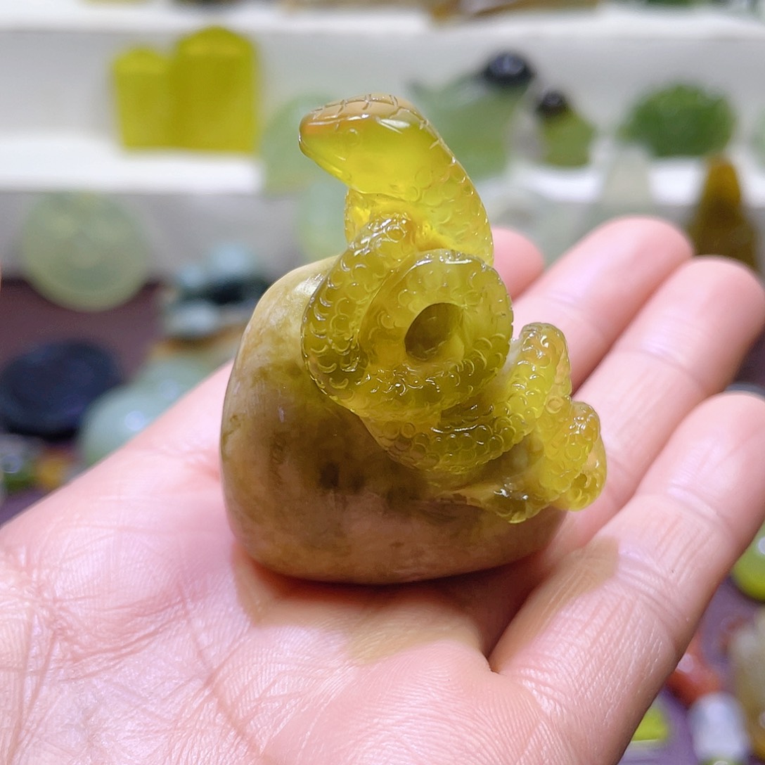 蛇纹石玉未镶嵌颈饰