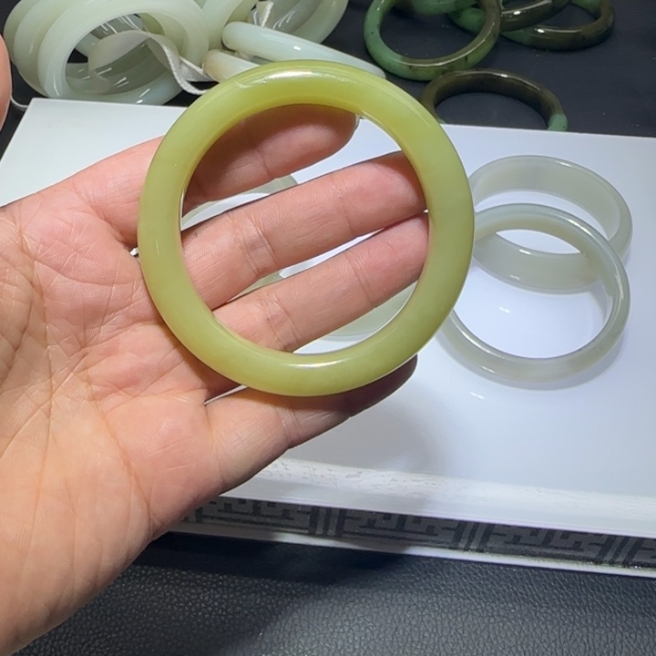 和田玉未镶嵌手镯55圈围50瑕