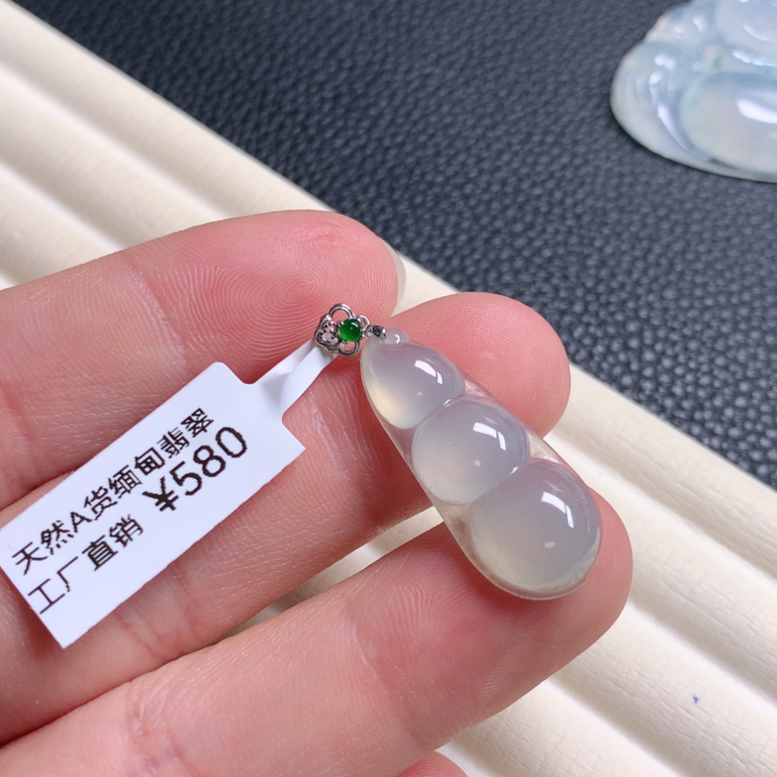 翡翠颈饰18K金镶嵌福豆