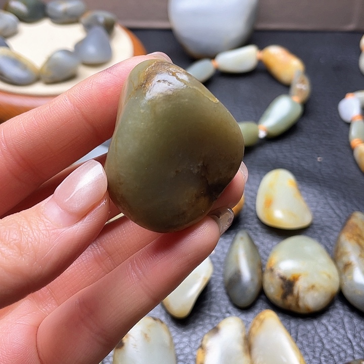 和田玉颈饰未镶嵌。13