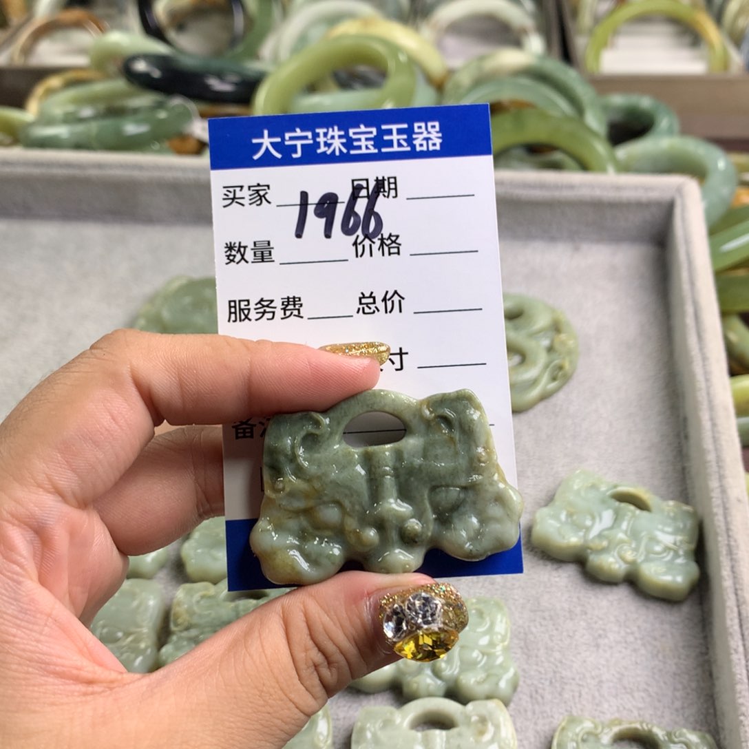 蛇纹石玉颈饰未镶嵌?**?1966