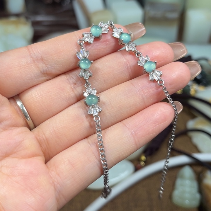 李***白翡翠未镶嵌颈饰吊坠