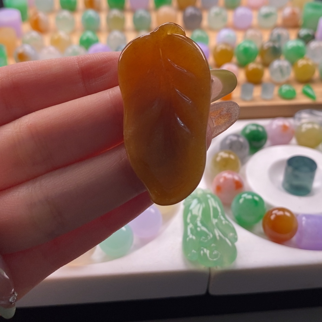 翡翠未镶嵌颈饰满黄翡叶子44+*22*5+