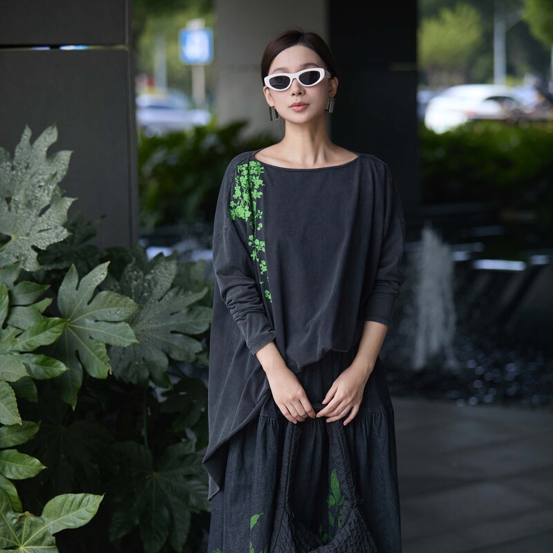 sdeer圣迪奥女装圆领撞色绣花拼接不规则长袖T恤S24380201