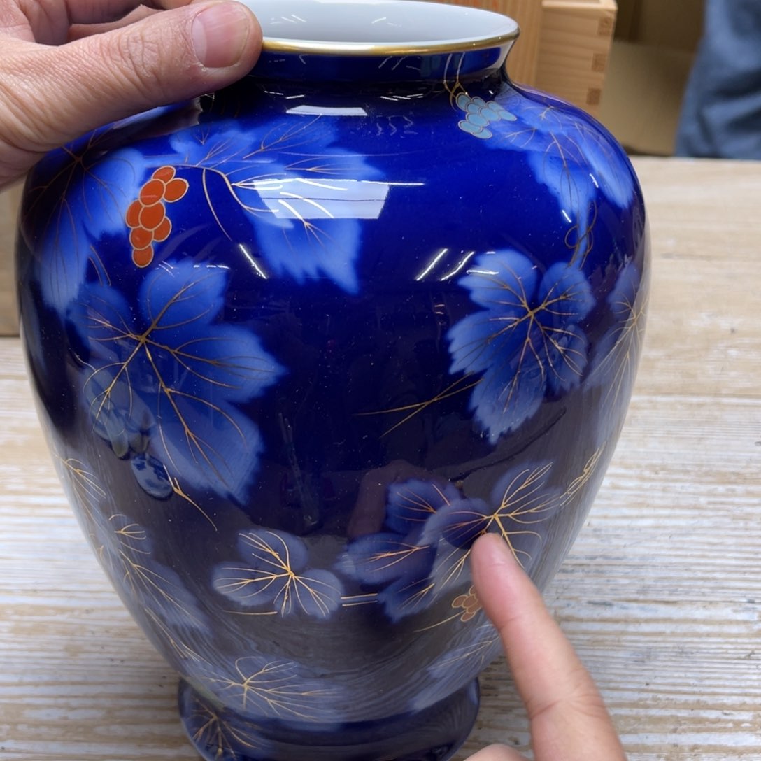 瓷片密密麻麻地排列着一个大