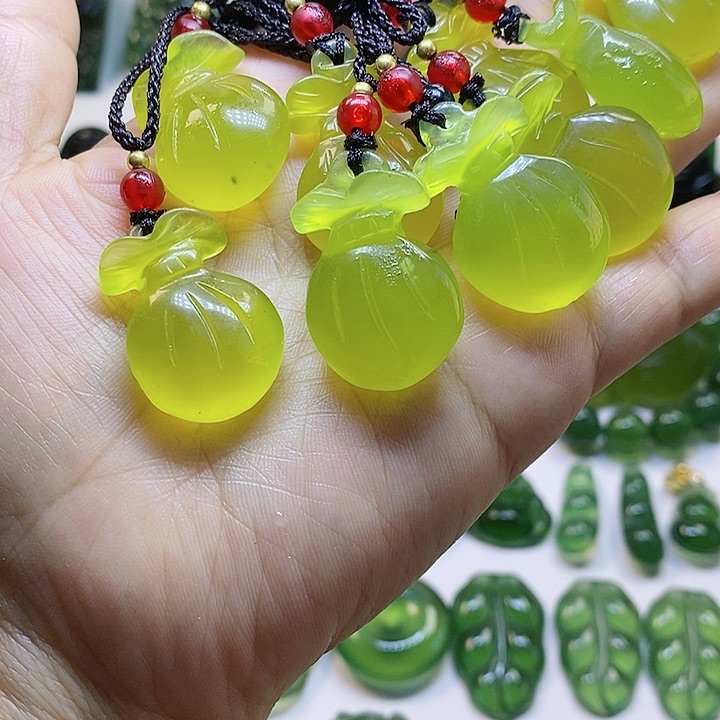 蛇纹石玉颈饰未镶嵌