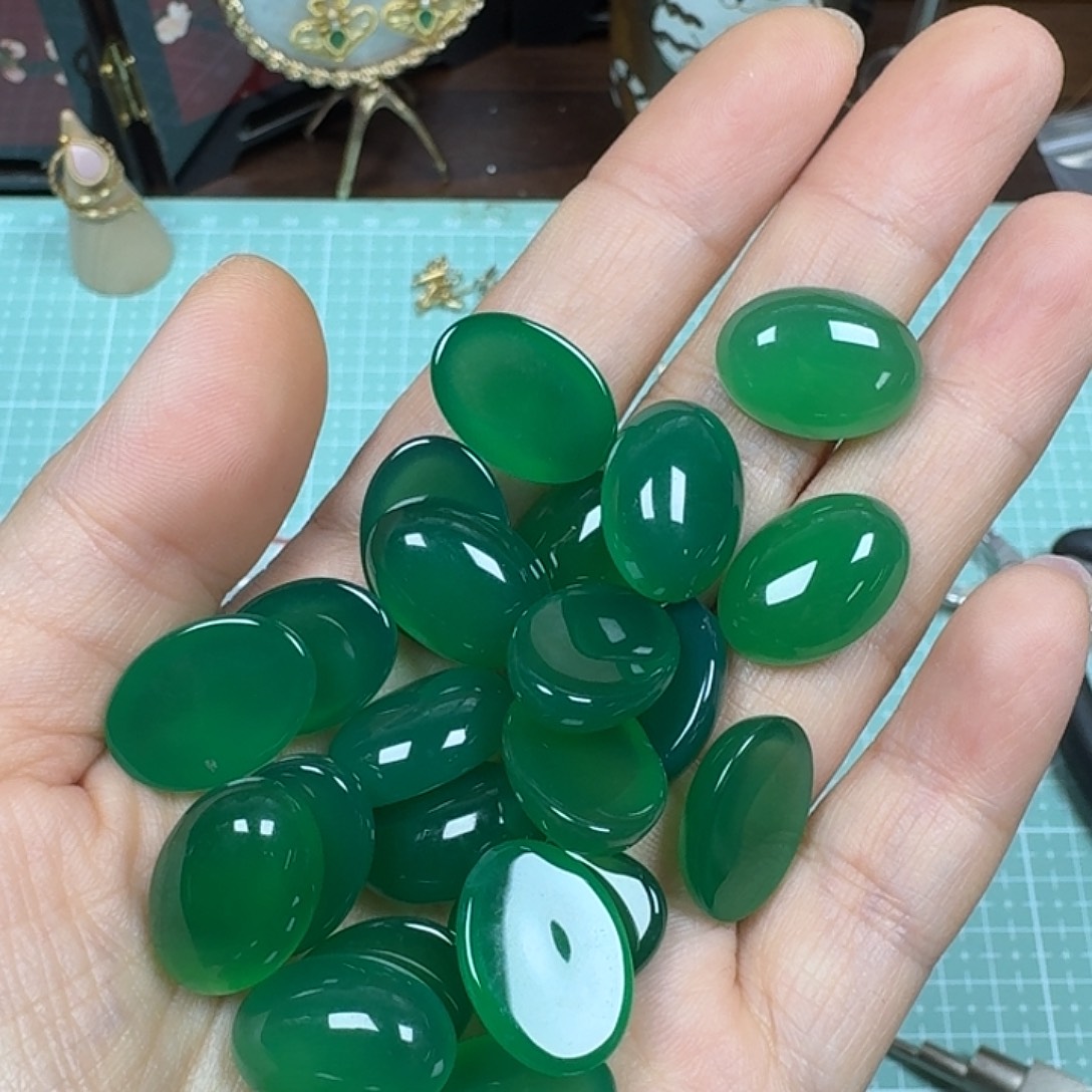 玛瑙/玉髓未镶嵌13*18MM蛋面绿色