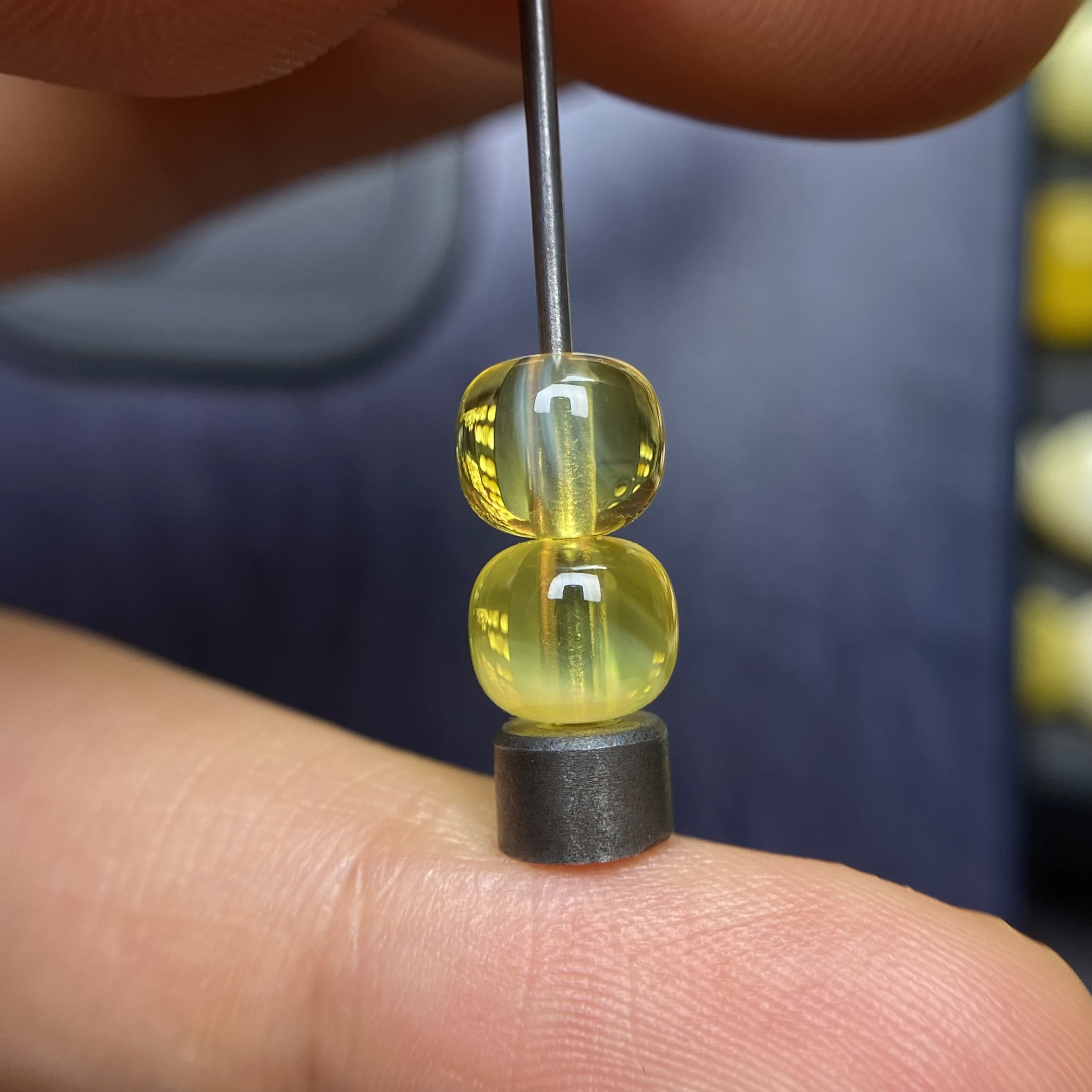 琥珀蜜蜡金珀老型对珠7.0×6.0mm，飘花有荧光反应，净水无优化