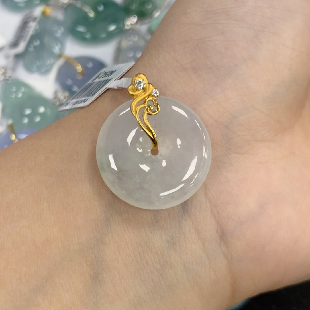 颈饰18K金镶嵌翡翠