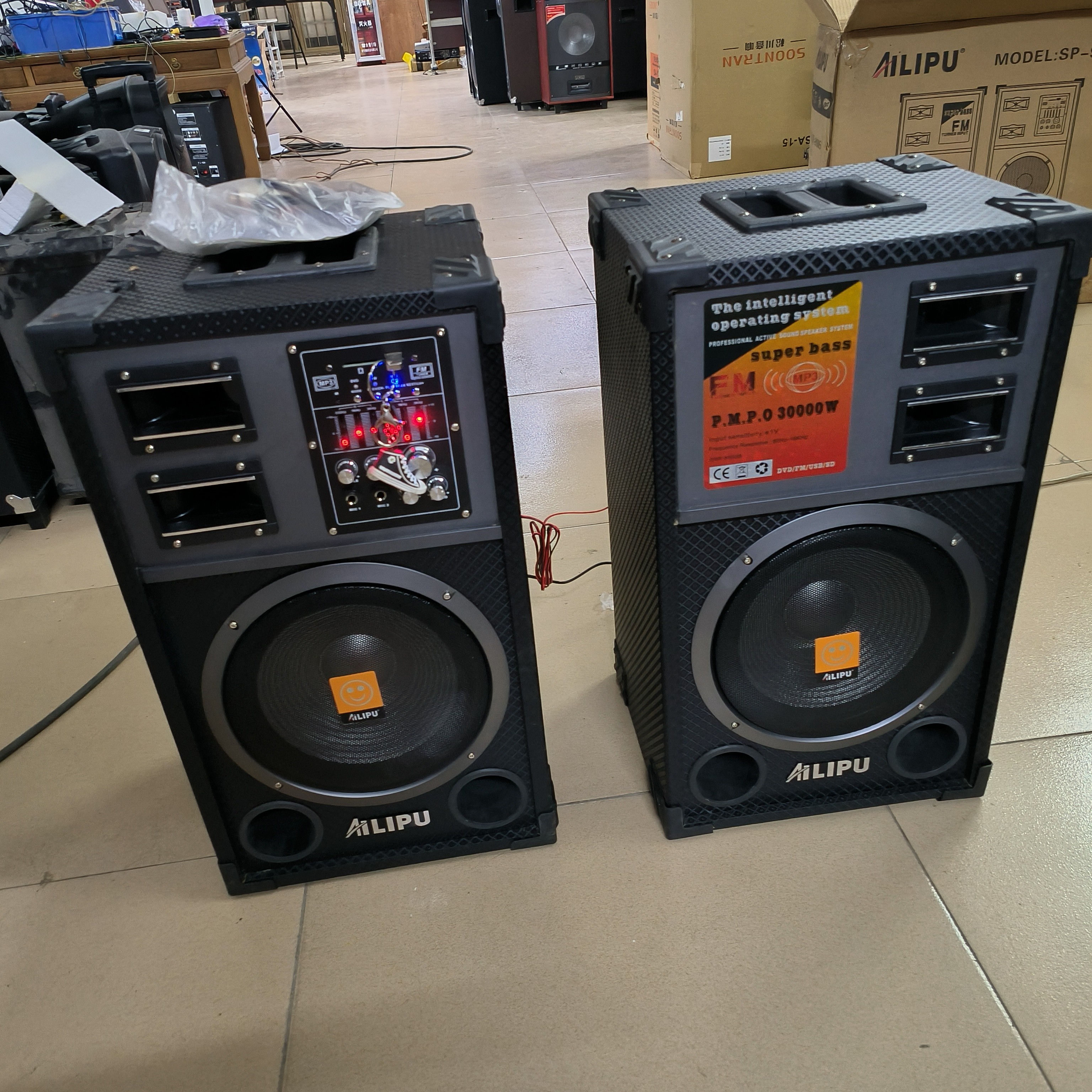 95新  10寸对箱，不包邮。