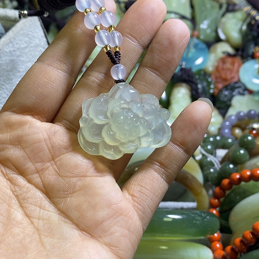 岫玉未镶嵌颈饰一个