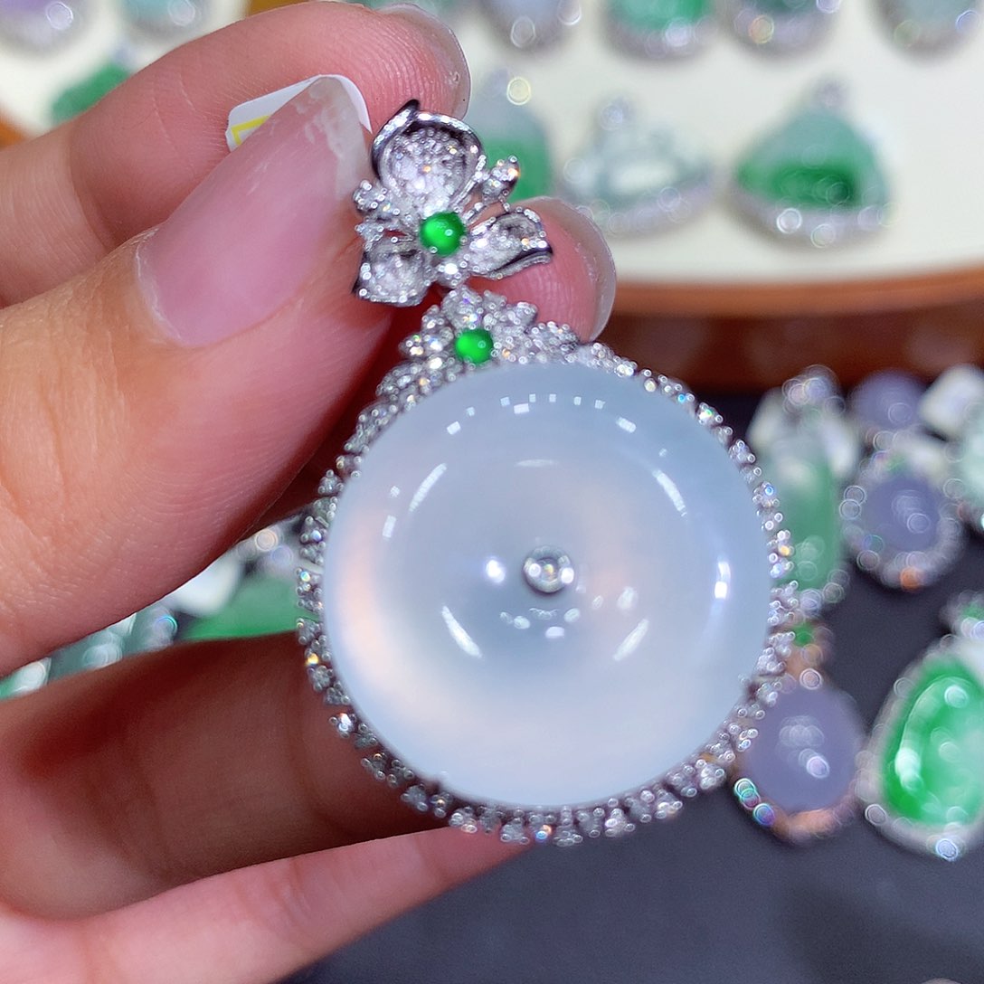 翡翠吊坠(不含链)18K金镶嵌