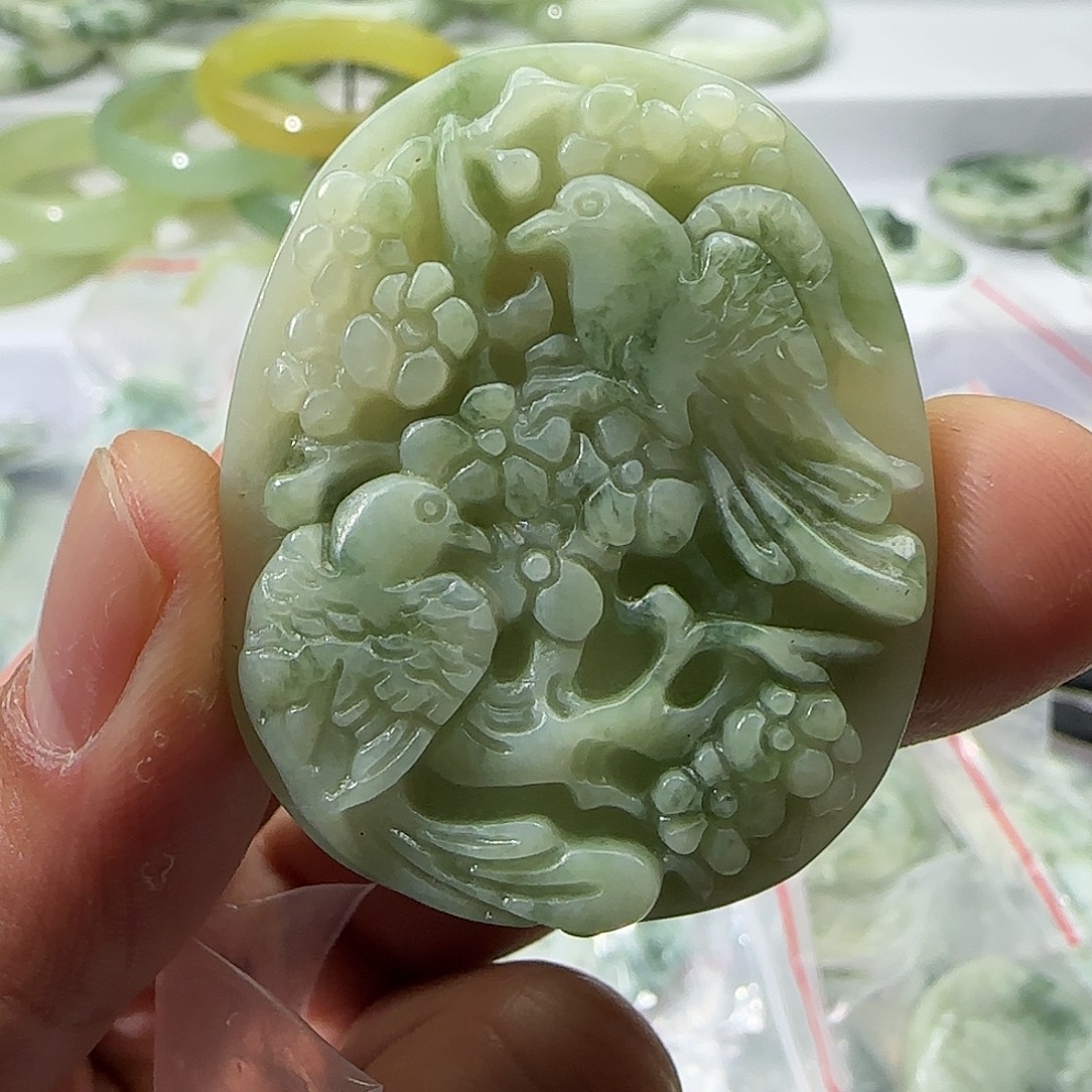 透闪石-蛇纹石玉未镶嵌颈饰