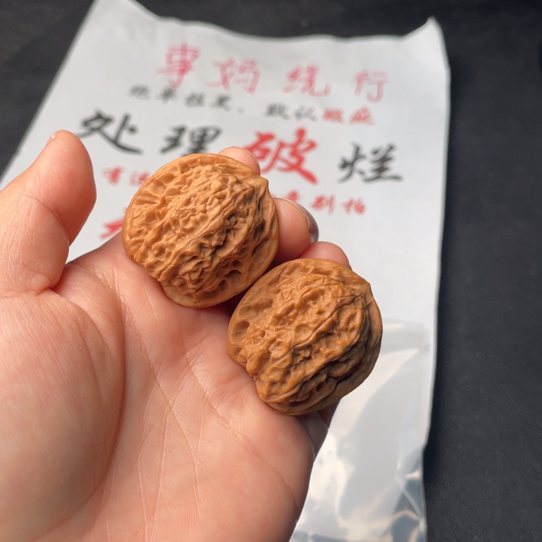 文玩核桃把件754。34磐石