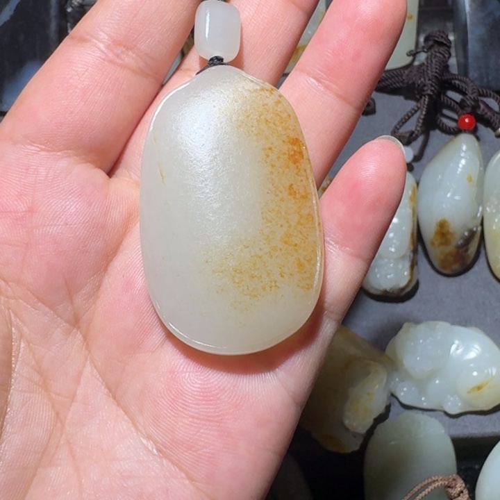 阳***媚和田玉未镶嵌颈饰