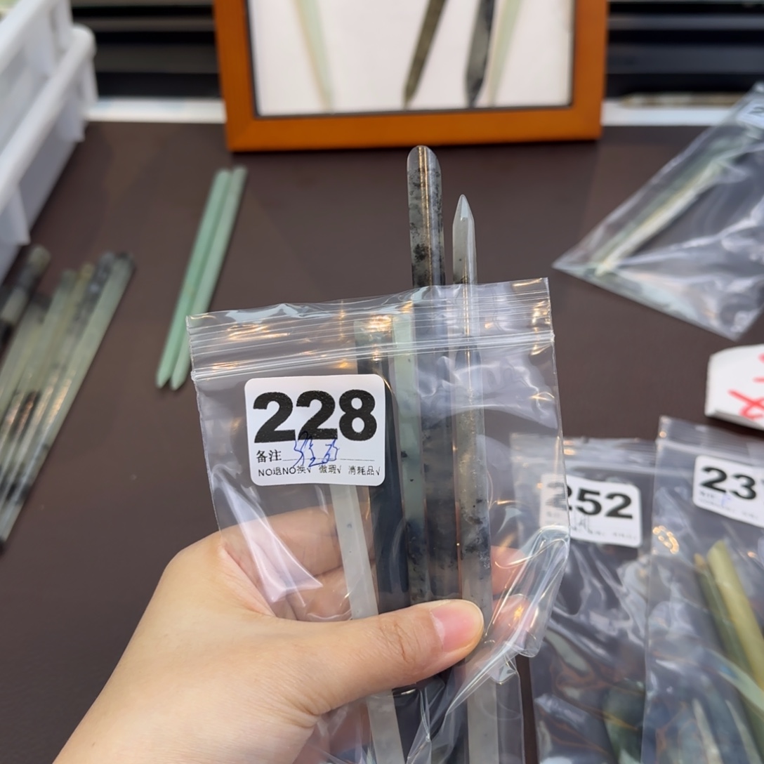 淮***瑜蛇纹石玉合金发饰