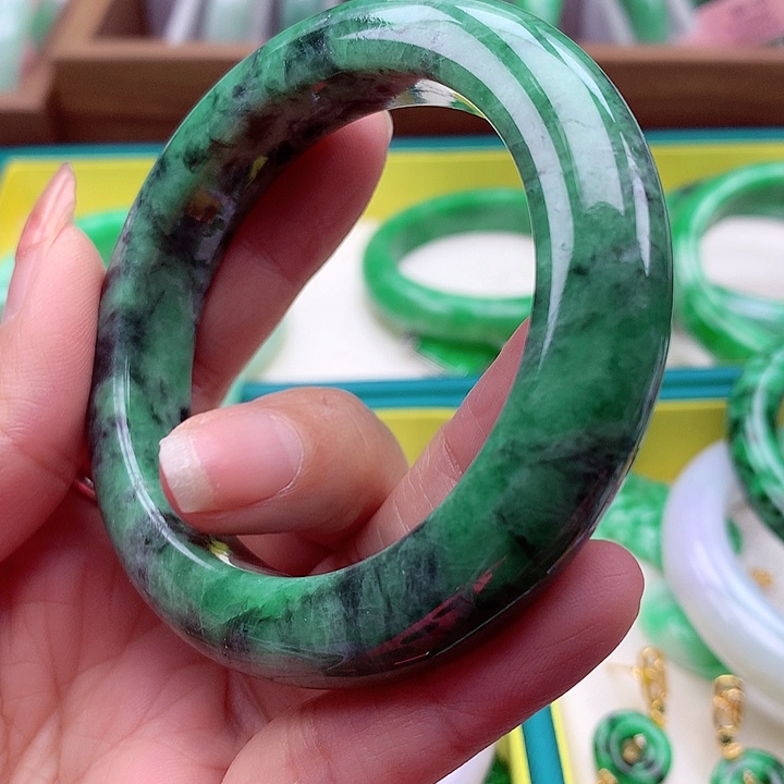 翡翠手镯未镶嵌翡翠