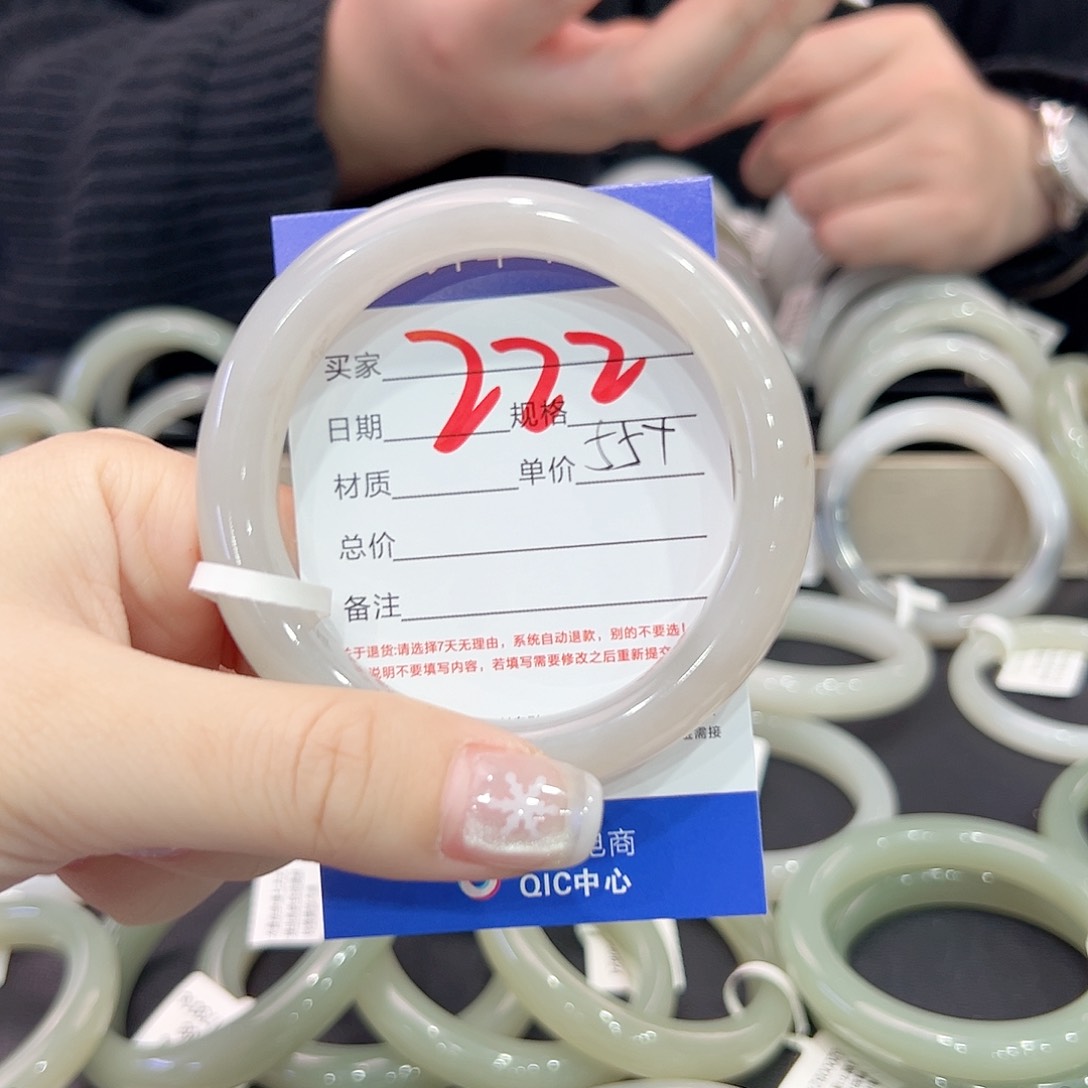 和田玉手镯未镶嵌