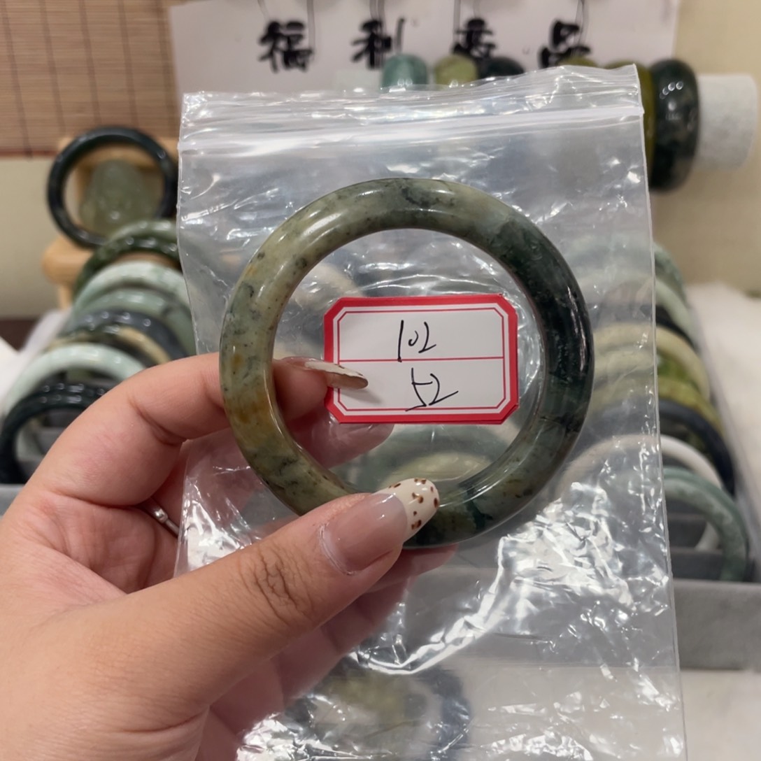 蛇纹石玉手镯未镶嵌