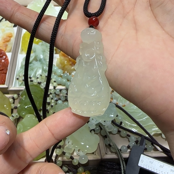 蛇纹石玉吊坠未镶嵌