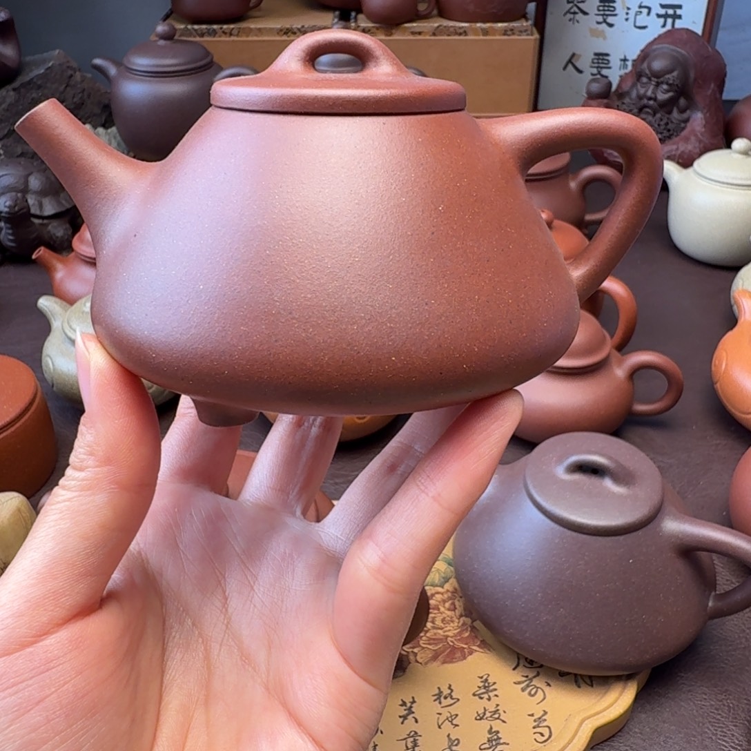 茶壶紫砂特练紫泥   子夜石飘  230微瑕