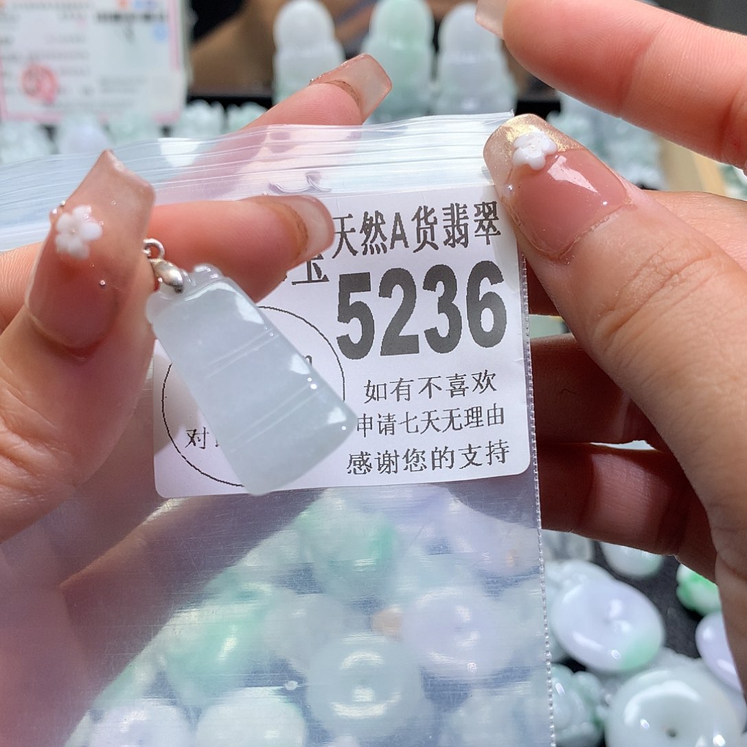 翡翠未镶嵌颈饰，