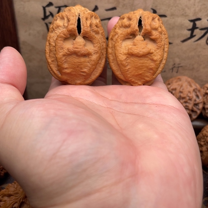 刘***瓶文玩核桃把件鬼脸核桃