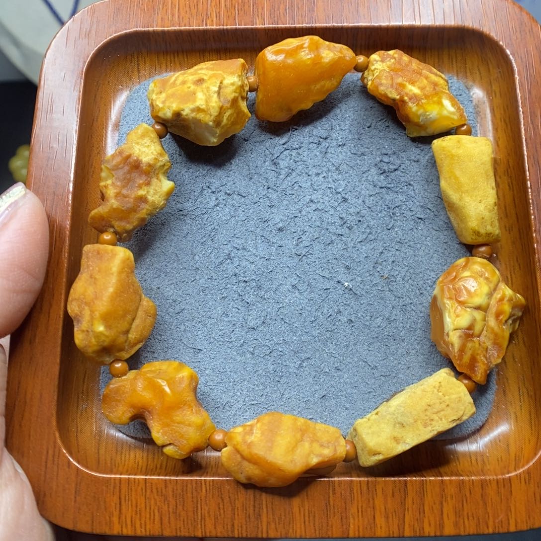 老***原蜜蜡未镶嵌颈饰郎