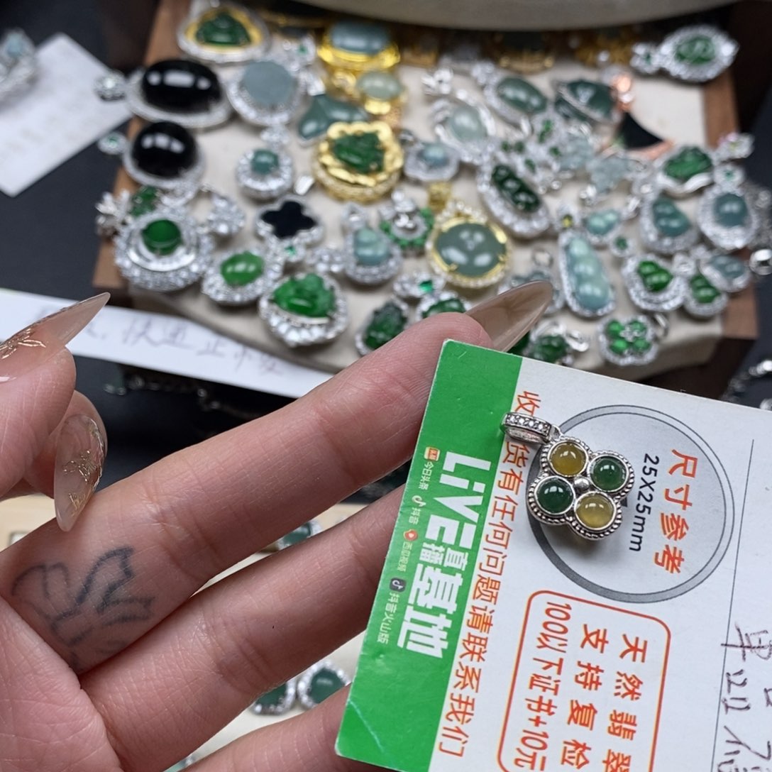 翡翠颈饰未镶嵌翡翠