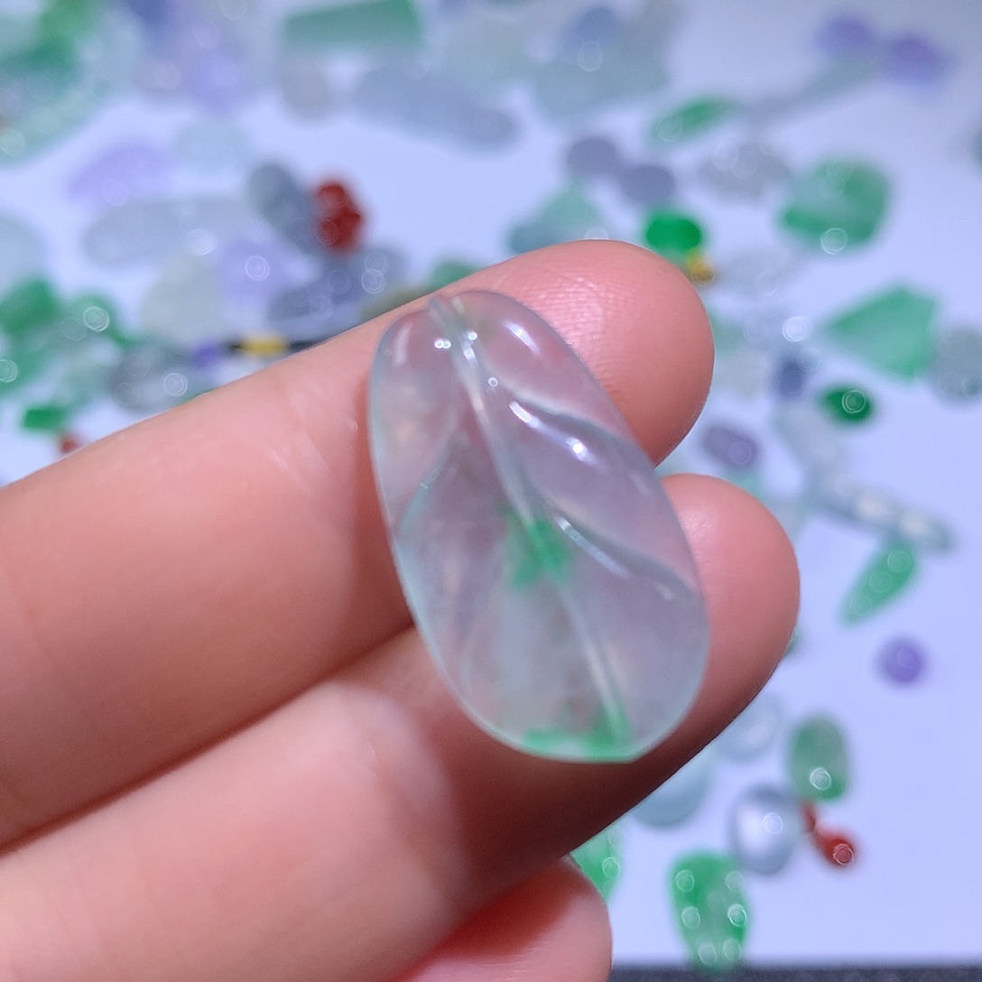 翡翠颈饰未镶嵌叶子