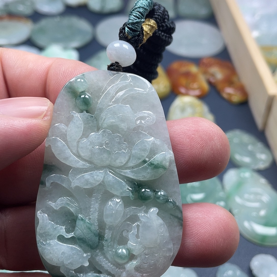 翡翠未镶嵌颈饰荷花鱼