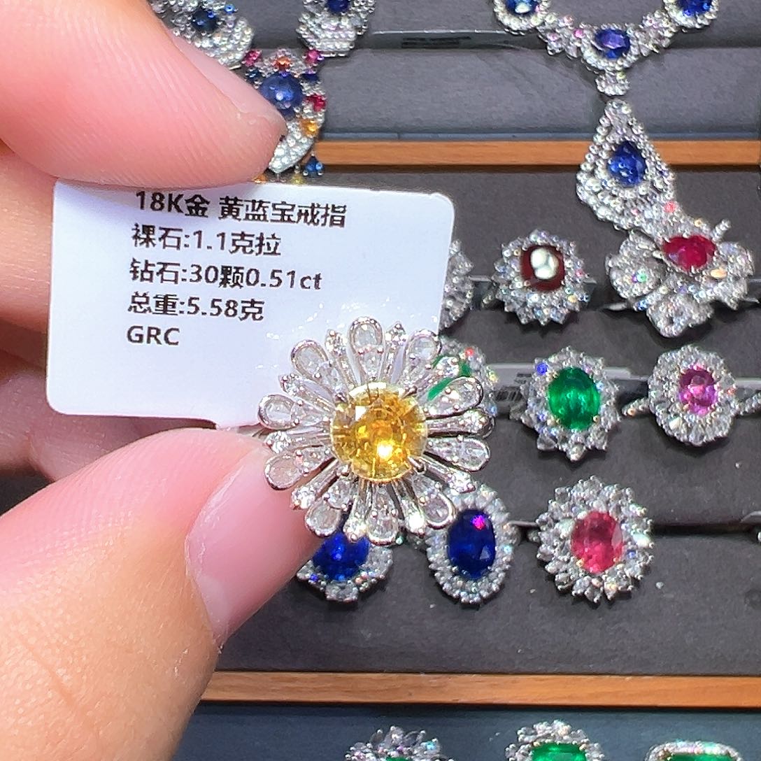 戒指彩色蓝宝石18K金镶嵌