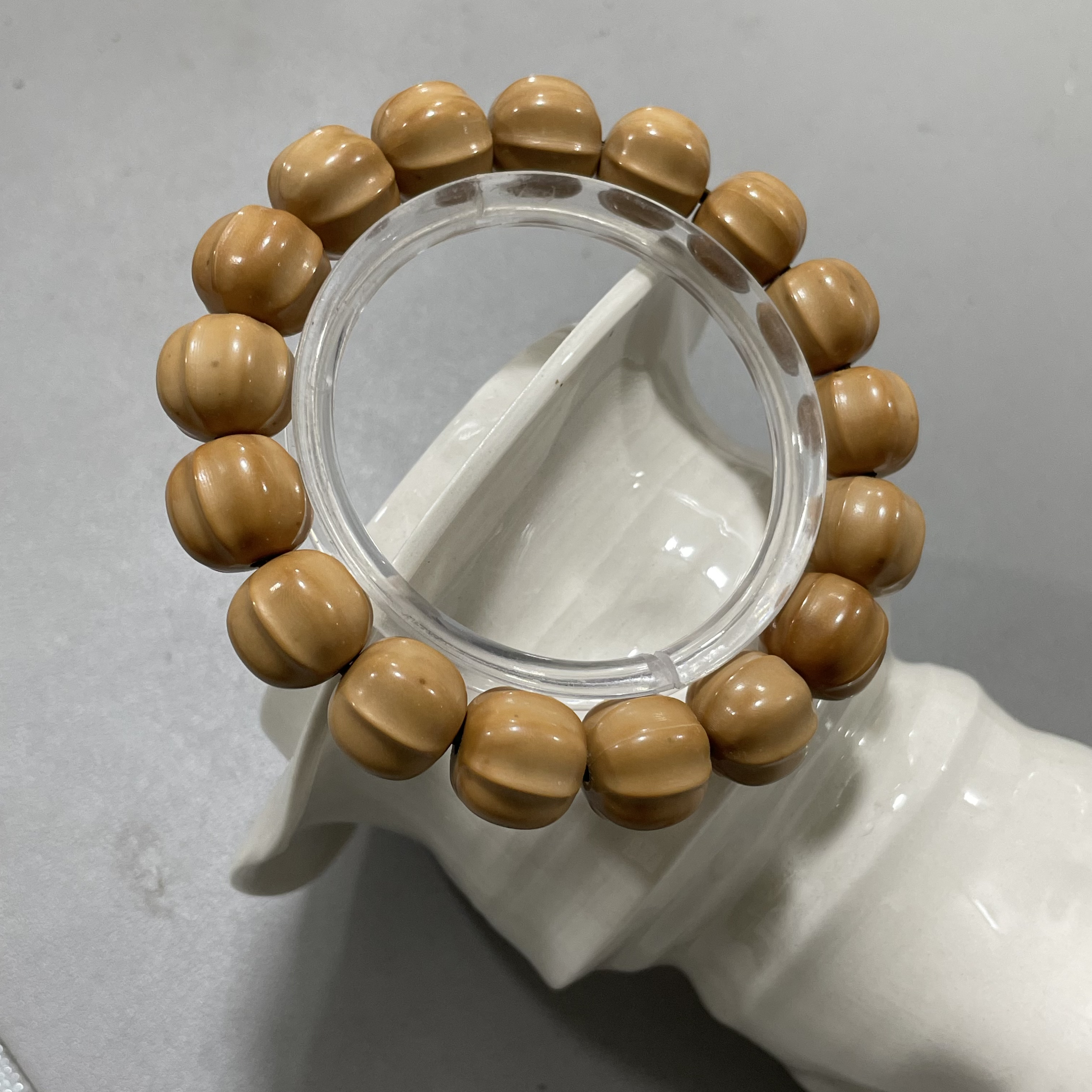 B681鲨鱼背 猴头雕刻手串（尺寸 底色 多样性发其一）