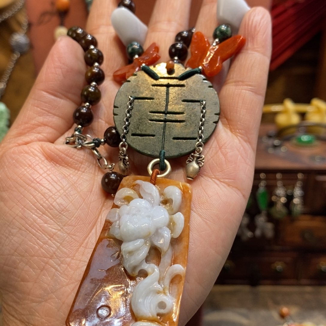 翡翠吊坠(赠链)未镶嵌