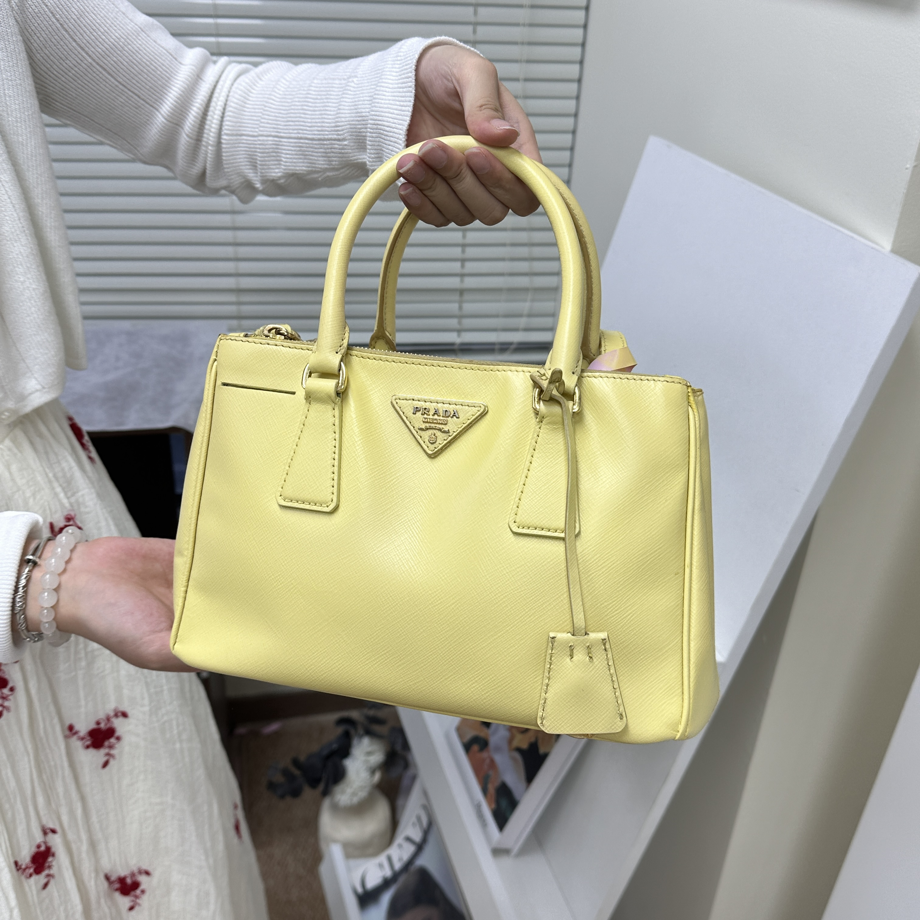 95新 Prada/普拉达 小号小鸡黄时尚包包适合日常使用