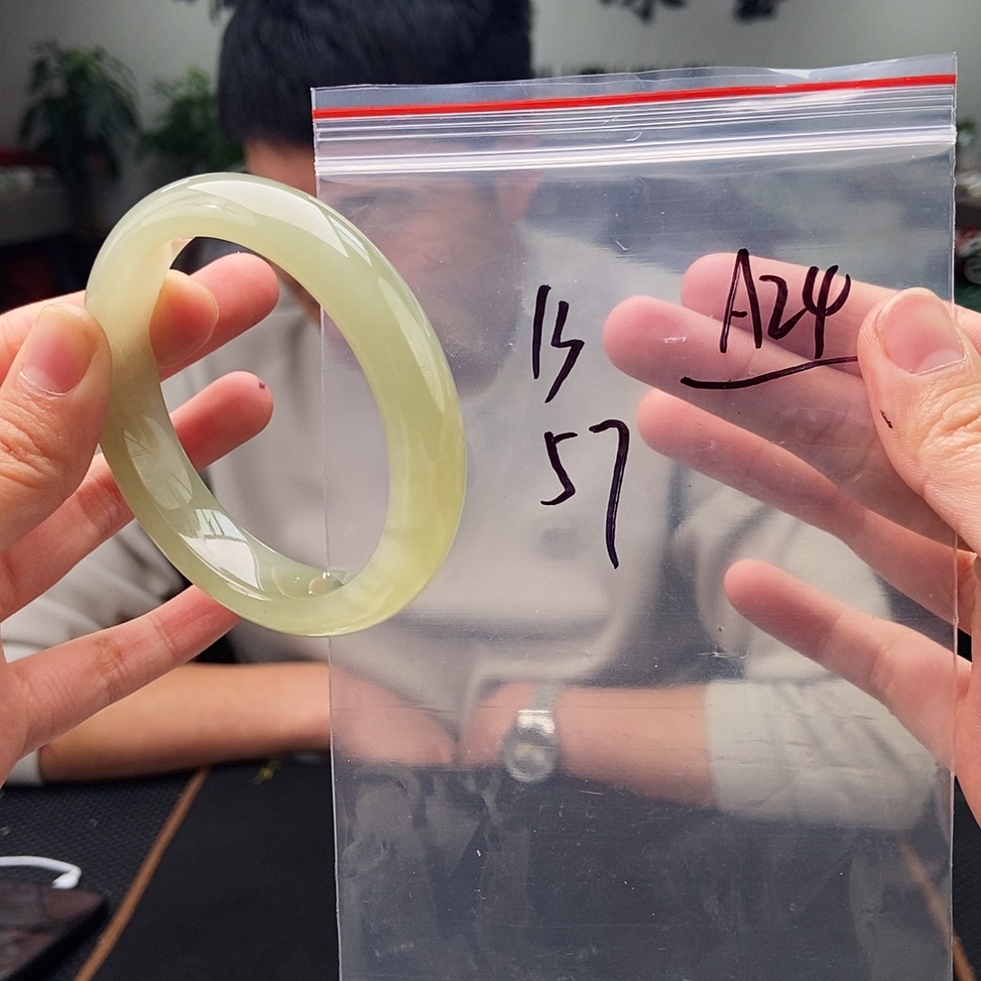 和田玉未镶嵌手镯拍一发一