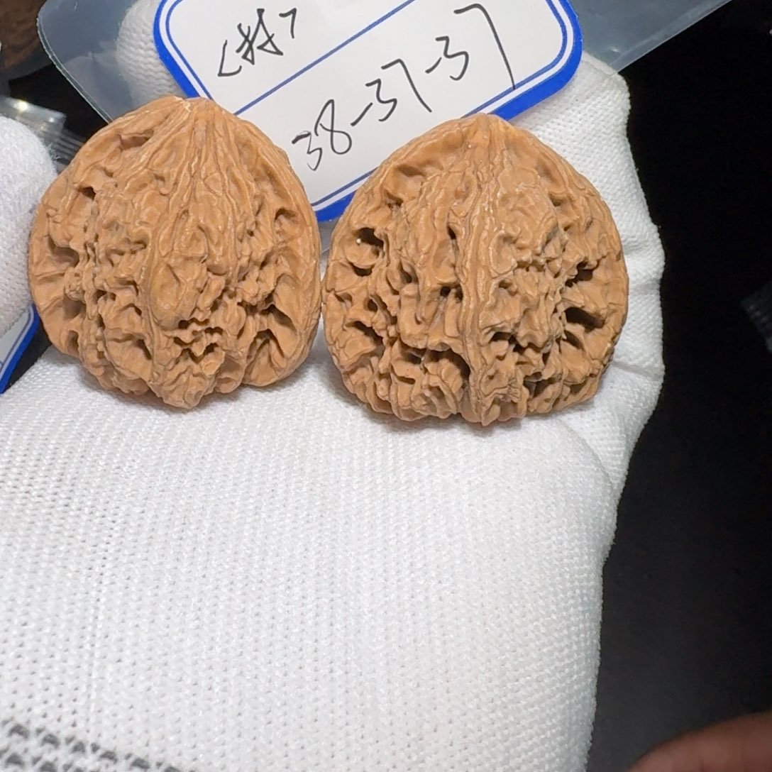 文玩核桃把件61号村将有黄