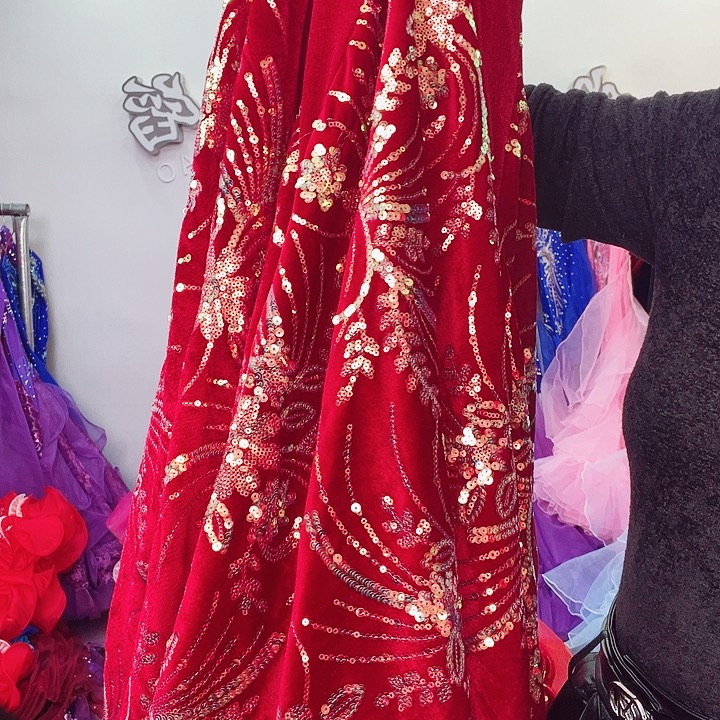 交谊舞和歌舞演出两