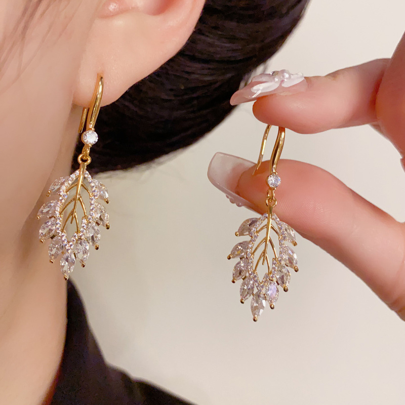 铜合金锆石耳饰 一叶知秋A17镶钻镂空树叶耳钩精致轻奢百搭超闪