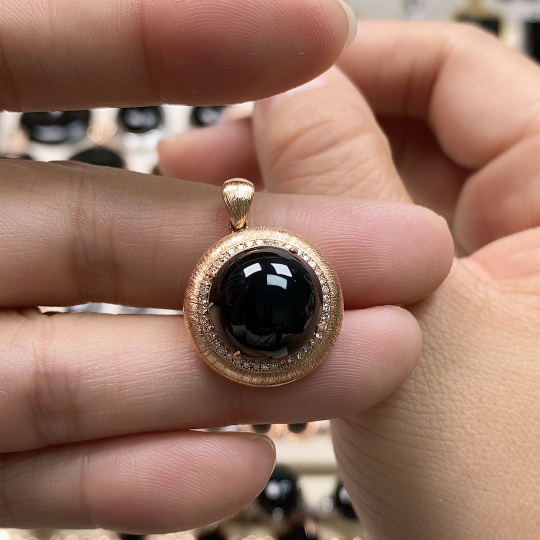 翡翠18K金镶嵌颈饰