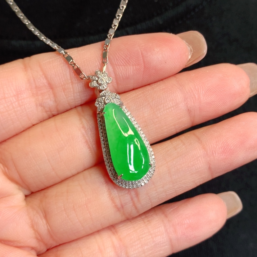 【闪购商品】颈饰18K金镶嵌翡翠特色戒面